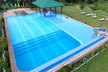 تختخواب و صبحانه Mahogany Upland Resort