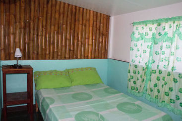 تختخواب و صبحانه Mahogany Upland Resort