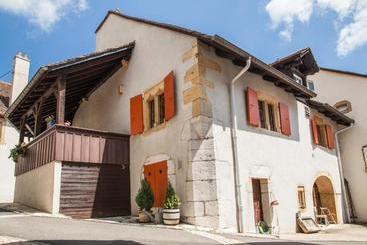 هتل Hôtel Les Vieux Toits