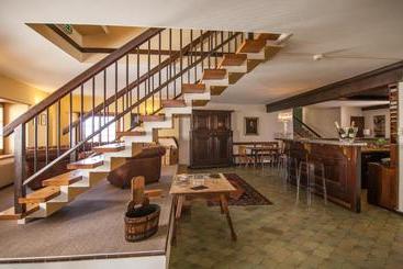 هتل Hôtel Les Vieux Toits