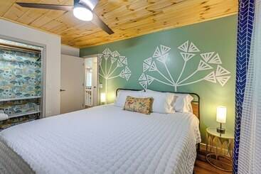 קוטג'' Renovated Franklin Home W/ Mountain View Deck!