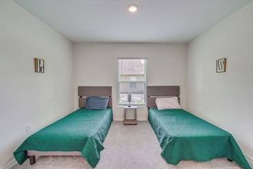 بيت ريفى Spring Hill Retreat W/ Patio & Yard, Near Kayaking
