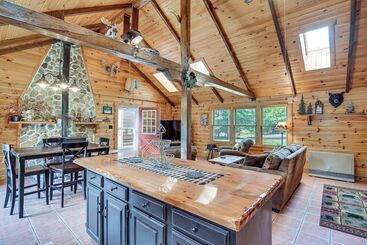بيت ريفى Woodsy Beaver Cove Cabin W/ Deck & Fire Pit!