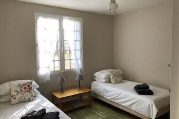 קוטג'' Charming House With Fireplace