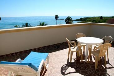 هتل La Saladilla Beach Club