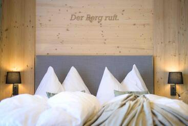 Alphotel Biel Kinzig   Access By Cable Car Only!