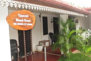 تختخواب و صبحانه Uppuveli Beach House