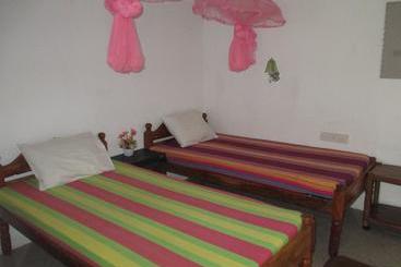 تختخواب و صبحانه Uppuveli Beach House