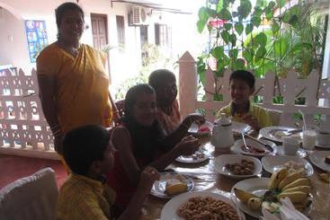 تختخواب و صبحانه Uppuveli Beach House
