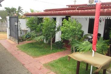 تختخواب و صبحانه Uppuveli Beach House