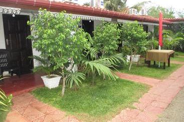 تختخواب و صبحانه Uppuveli Beach House