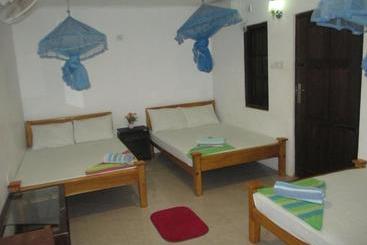 تختخواب و صبحانه Uppuveli Beach House