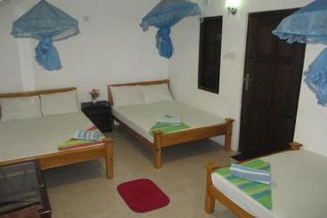 تختخواب و صبحانه Uppuveli Beach House