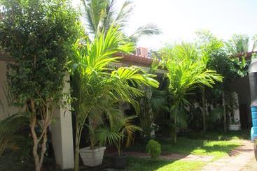 تختخواب و صبحانه Uppuveli Beach House