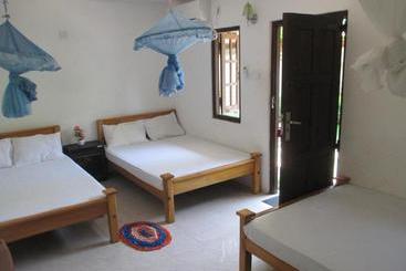 تختخواب و صبحانه Uppuveli Beach House