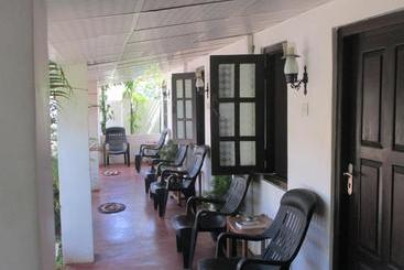 تختخواب و صبحانه Uppuveli Beach House