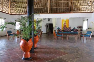 استراحتگاه Karibuni Hotel & Villas