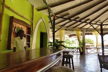 استراحتگاه Karibuni Hotel & Villas