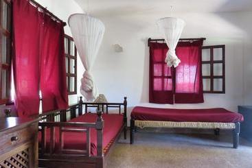 استراحتگاه Karibuni Hotel & Villas