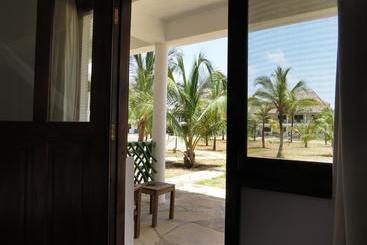 استراحتگاه Karibuni Hotel & Villas