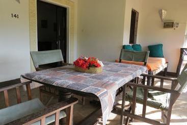 استراحتگاه Karibuni Hotel & Villas