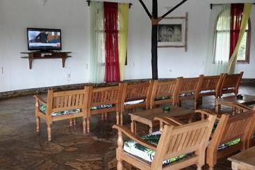 استراحتگاه Karibuni Hotel & Villas