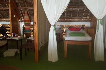 استراحتگاه Karibuni Hotel & Villas