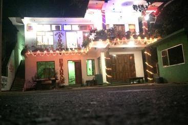 فندق Athina & Restaurant