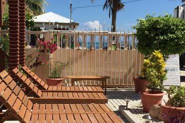 هتل Blue Wave Guest House