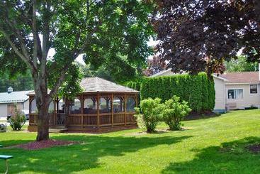 مُتل Adirondack Inn