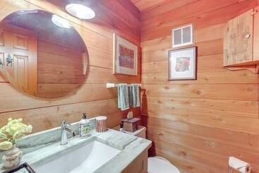 بيت ريفى 2 Decks + Fire Pit: Mountain Cabin In Big Canoe!