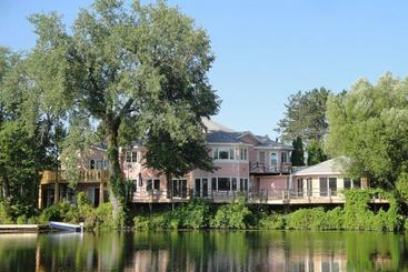 تختخواب و صبحانه Red Bridge Inn