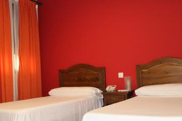הוסטל Hostal Don Lucas