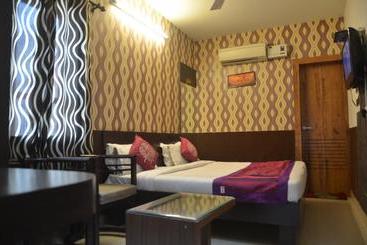 هتل Paras Residency