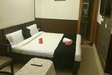 هتل Paras Residency