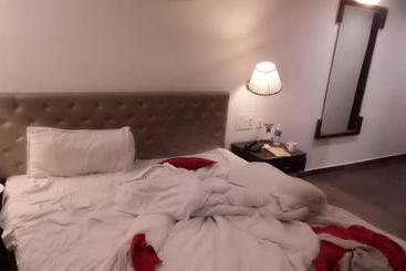 هتل Paras Residency