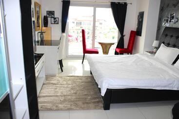 酒店 Deluxe Room With King Bed And Balcony At Kandi Palace