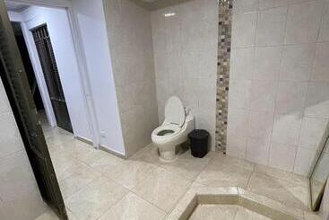 פנסיון Hostal Canaan Sanjo