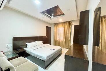 Ray Ban ! Haridwar होटल रे बन ரே பான் ஹோட்டல் Fully Air Conditioned Hotel, Lift Wifi And Parking Ava