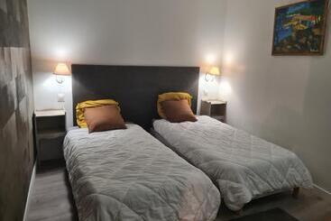 ベッドアンドブレックファースト Gîte En Face Du Château De Nizas, Renovation Totale Et Changement De Proprietaire, 4 Chambres D Hôte