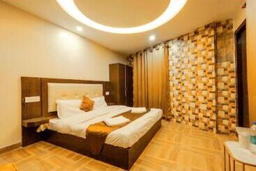 هتل Riverine Cafe & Cottages