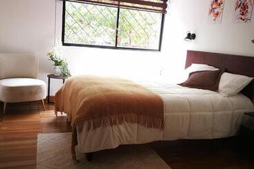 تختخواب و صبحانه Chapelet Hostal