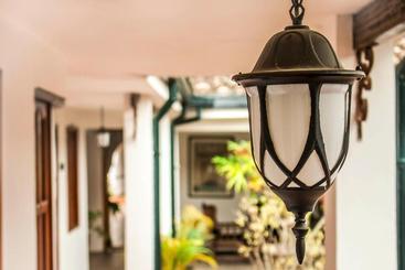 هتل Los Portales Inn