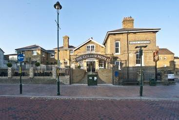 בית מלון כפרי The Golden Hope Wetherspoon