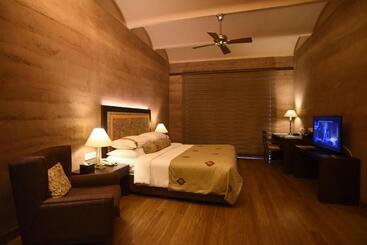 استراحتگاه The Lalit Mangar