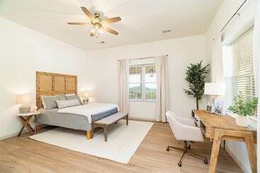 별장 Stylish Home W/ Hot Tub & Fire Pit!