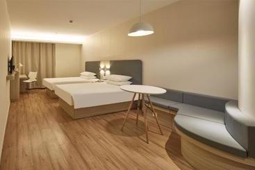 בית מלון כפרי Hanting  Yinchuan Railway Station Xinhualian Plaza