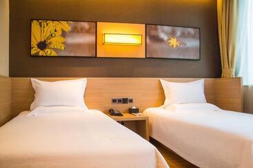 Iu Hotel Chongqing Rongchang Railway Station