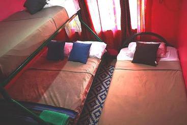 تختخواب و صبحانه Airport Traveler S Home