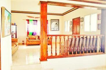 تختخواب و صبحانه The Trianon